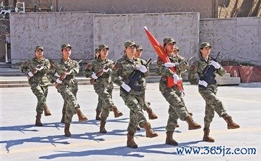 洞头和南澳两地女民兵纠合举行升国旗典礼。黄露萱摄